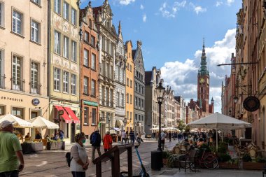 Gdansk, Polonya - 6 Eylül 2020: Gdansk 'taki Long Lane' de gezinen belediye binası ve turistler ve yerel halk manzarası
