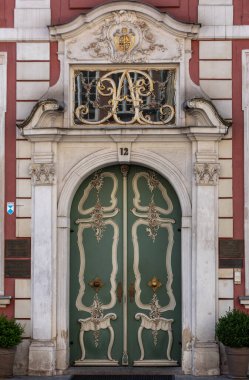 Gdansk, Polonya - 6 Eylül 2020: Polonya 'nın Gdansk kentindeki Long Lane' deki Uphagen evine giriş kapıları