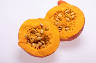 Beyaz arkaplanda izole edilmiş sarı balkabağı sebzesi