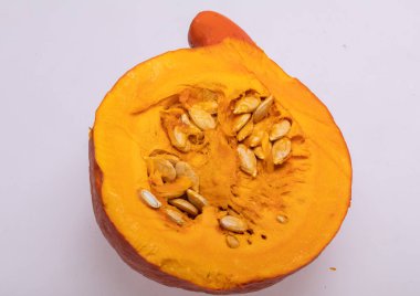 Beyaz arkaplanda izole edilmiş sarı balkabağı sebzesi