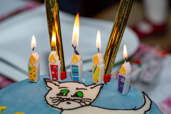 Urodzinowy Tort Świeczkami Uroczystą Życzliwą Imprezę — Zdjęcie stockowe