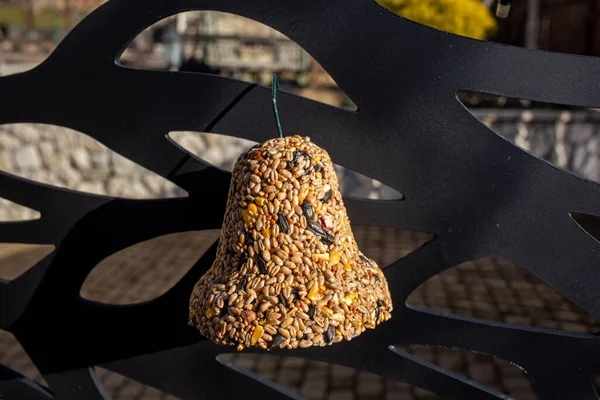 Cloche Différents Grains Une Délicatesse Pour Tous Les Oiseaux Jardin — Photo