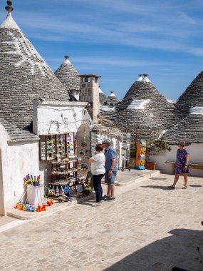 Alberobello, İtalya - 16 Eylül 2019: Halk Alberobello, İtalya 'daki Trulli köyünü ziyaret etti. Yapım tarzı İtalya 'nın Apulia bölgesindeki Murge bölgesine özgüdür (İtalyan Puglia bölgesinde). Kireç taşı ve temel taştan yapılmış..