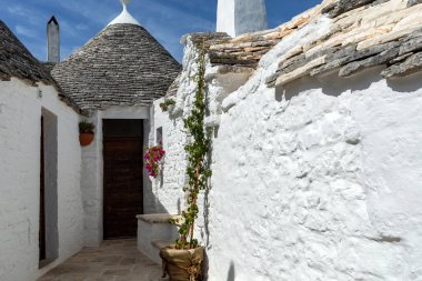 İtalya, Alberobello 'daki Trulli köyü. Yapım tarzı İtalya 'nın Apulia bölgesindeki Murge bölgesine özgüdür (İtalyan Puglia bölgesinde). Kireç taşı ve temel taştan yapılmış..