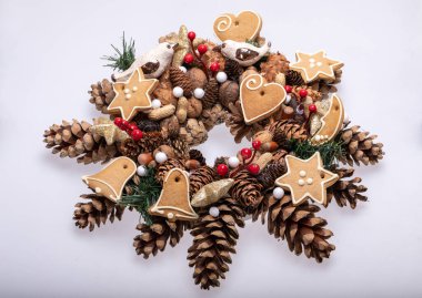 Çam kozalakları, fındık ve el yapımı Noel kurabiyeleriyle Noel süsleri.