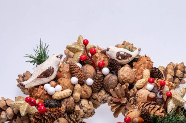 Çam kozalakları ve fındıklı Noel süslemeleri