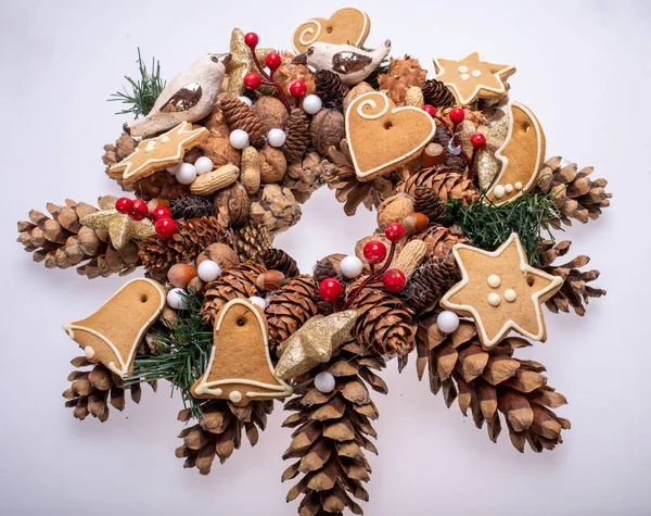 Weihnachtsdekoration Mit Tannenzapfen Nüssen Und Handgemachten Weihnachtsplätzchen — Stockfoto