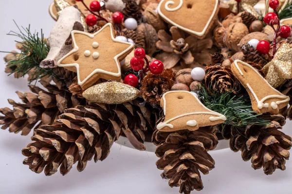 Decoraciones Navideñas Con Piñas Nueces Galletas Navidad Hechas Mano — Foto de Stock