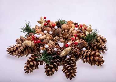 Çam kozalakları ve fındıklı Noel süslemeleri