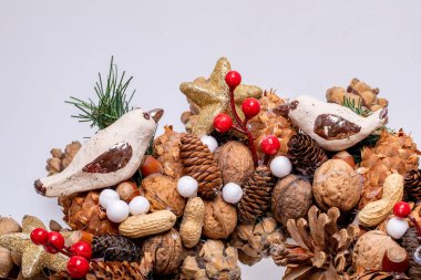 Çam kozalakları ve fındıklı Noel süslemeleri