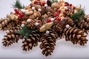 Çam kozalakları ve fındıklı Noel süslemeleri