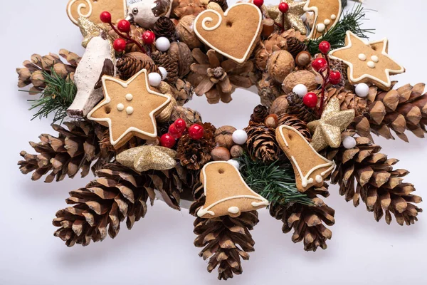 Weihnachtsdekoration Mit Tannenzapfen Nüssen Und Handgemachten Weihnachtsplätzchen — Stockfoto