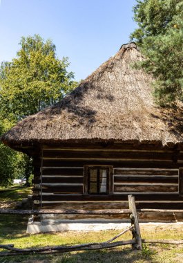 Wygiezlow, Polonya - 14 Ağustos 2020: Wygiezw 'deki açık hava müzesinde elle boyanmış eski bir kiremit ocağı. Polonya.