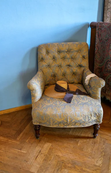 Chapeau Paille Romantique Sur Fauteuil Rembourré Confortable — Photo