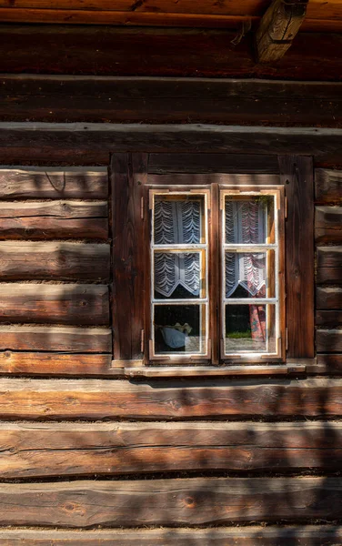 Drewniane Okno Rustykalnym Starym Domu Chłopskim — Zdjęcie stockowe