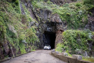 Madeira, Portekiz - 20 Nisan 2018: Madeira 'nın kuzey kıyısındaki en eski yol tünellerinden biri