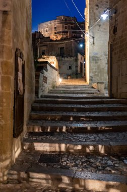 Matera, İtalya - 17 Eylül 2019: Matera şehrinin tarihi bir bölgesi olan Sassi di Matera 'da bir ara sokaktaki tipik kaldırımlı merdivenler. Basilicata. İtalya