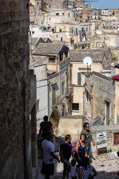 Matera Italy September 2019 Tourrists Walk Cobblestone Street Sassi Matera — стоковое фото