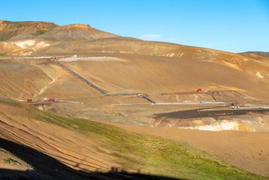 İzlanda 'daki jeotermal enerji santrali. Ekolojik olarak temiz yenilenebilir enerji üretimi. 