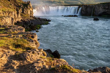 İzlanda 'nın en güzel şelalelerinden biri olan Godafoss manzarası.