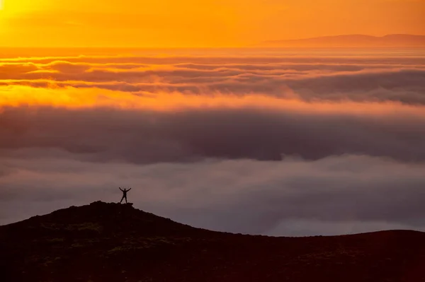 Мечтательный Туманный Пейзаж Над Морем Облаков Горы Закате Исландии — стоковое фото