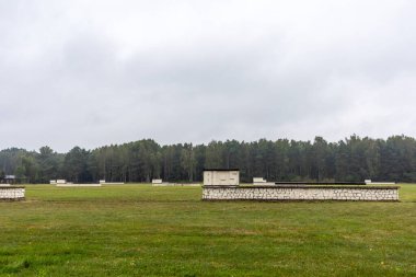 Sztutowo, Polonya - 5 Eylül 2020: Polonya 'nın Stutthof kentindeki eski Nazi Almanya Toplama Kampı' ndaki Yeni Kamp kışlasının kalıntıları