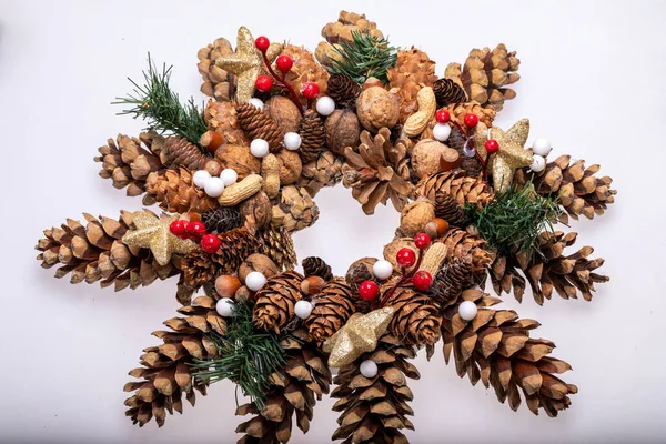 Çam kozalakları ve fındıklı Noel süslemeleri