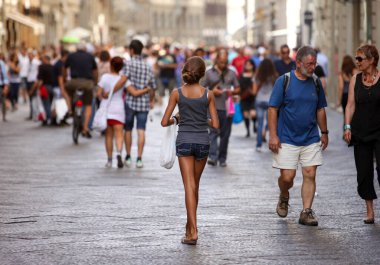 Florence, İtalya - 8 Eylül 2011: Rönesans Floransa 'sında tasasız bir kalabalık