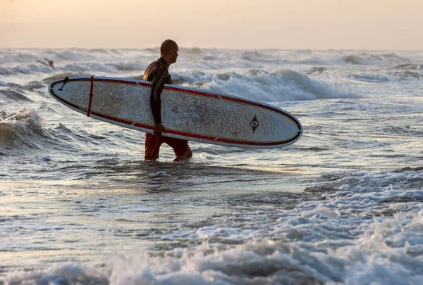 Lido Camaiore Italia Septiembre 2011 Hombre Con Tabla Surf Durante — Foto de Stock