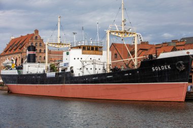 Gdansk, Polonya - 9 Eylül 2020: Soldek, 2. Dünya Savaşı 'ndan sonra bugün Gdansk tersanesine ve müze gemisine inşa edilen ilk gemi. 