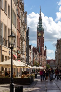 Gdansk, Polonya - 6 Eylül 2020: Gdansk 'taki Long Lane' de gezinen belediye binası ve turistler ve yerel halk manzarası