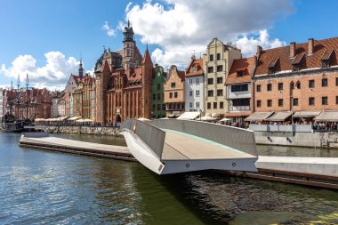Gdansk, Polonya - 6 Eylül 2020 St The Spirit 'in Motawa Nehri üzerindeki Granary Adası' na dönen köprüsü 