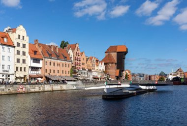 Gdansk, Polonya - 9 Eylül 2020: Avrupa 'nın en büyük ortaçağ limanı Crane ve Polonya' nın Gdansk kentindeki Motlawa Nehri üzerindeki tarihi binalar. 