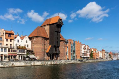 Gdansk, Polonya - 9 Eylül 2020: Avrupa 'nın en büyük ortaçağ limanı Crane ve Polonya' nın Gdansk kentindeki Motlawa Nehri üzerindeki tarihi binalar. 
