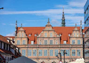 Gdansk, Polonya - 6 Eylül 2020: Gdask, Polonya 'daki Yeşil Kapı, Long Market (Dlugi Targ) ve Motawa Nehri arasında yer almaktadır..