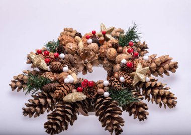 Çam kozalakları ve fındıklı Noel süslemeleri