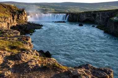 İzlanda 'nın en güzel şelalelerinden biri olan Godafoss manzarası.