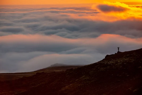 Drømmende Tåkelandskap Skyenes Hav Fjell Ved Solnedgang Island – stockfoto