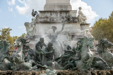 Bordeaux, Fransa - 9 Eylül 2018: Esplanade des Quinconces, Bordeaux 'daki Girondins Anıtı. Fransa