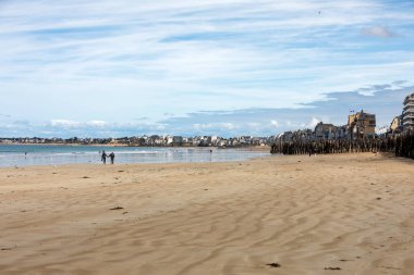 St. Malo, Fransa - 14 Eylül 2018: Fransa 'nın Brittany kentindeki ünlü tatil beldesi Saint Malo' nun ana plajı 