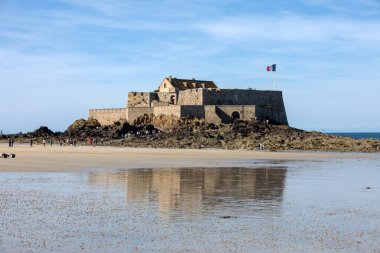 St. Malo, Fransa - 15 Eylül 2018: Saint Malo Brittany, Fransa 'daki Fort National ve plaj manzarası