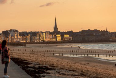 Saint-Malo, Fransa - 13 Eylül 2018 Plage du Sillon 'daki akşam ışığı ve duvarlarla çevrili şehir. Saint Malo, Fransa, Ille et Vilaine, Emerald Sahili