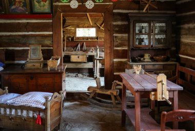 Wygiezlow, Polonya - 14 Ağustos 2020: 19. yüzyıldan kalma ahşap kır evi miras parkında. Wygiezlow 'daki açık hava müzesi Nadwislanski Etnografi Parkı. Malopolska, Polonya