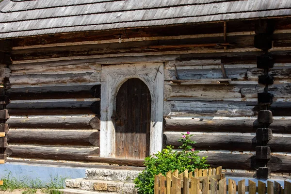 Drewniane Drzwi Rustykalnym Starym Domu Chłopskim — Zdjęcie stockowe