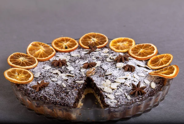 Torte Mit Mohn Und Früchten Bestreut Mit Puderzucker — Stockfoto
