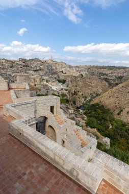 Sassi di Matera 'nın manzarası. Matera şehrinin tarihi bir bölgesidir. Eski mağara evleri ile ünlüdür. Basilicata. İtalya