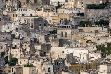 Sassi di Matera 'nın panoramik manzarası Matera şehrinin tarihi bir bölgesidir. Belvedere di Murgia Timone, Basilicata, İtalya' daki antik mağara evleri ile ünlüdür. 