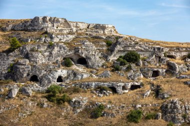 Gravina nehir kanyonu manzarası ve Matera Rupestrian Kiliseleri parkı, antik Matera (Sassi), Basilicata, İtalya yakınlarındaki di Murgia Timone mağaralarında evler.