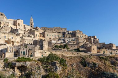 Sassi di Matera 'nın manzarası. Matera şehrinin tarihi bir bölgesidir. Eski mağara evleri ile ünlüdür. Basilicata. İtalya