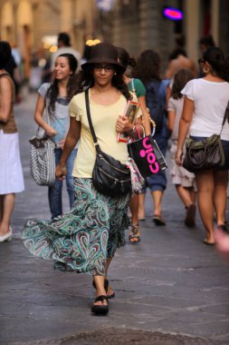 Florence, İtalya - 8 Eylül 2011: Rönesans Floransa 'sında tasasız bir kalabalık